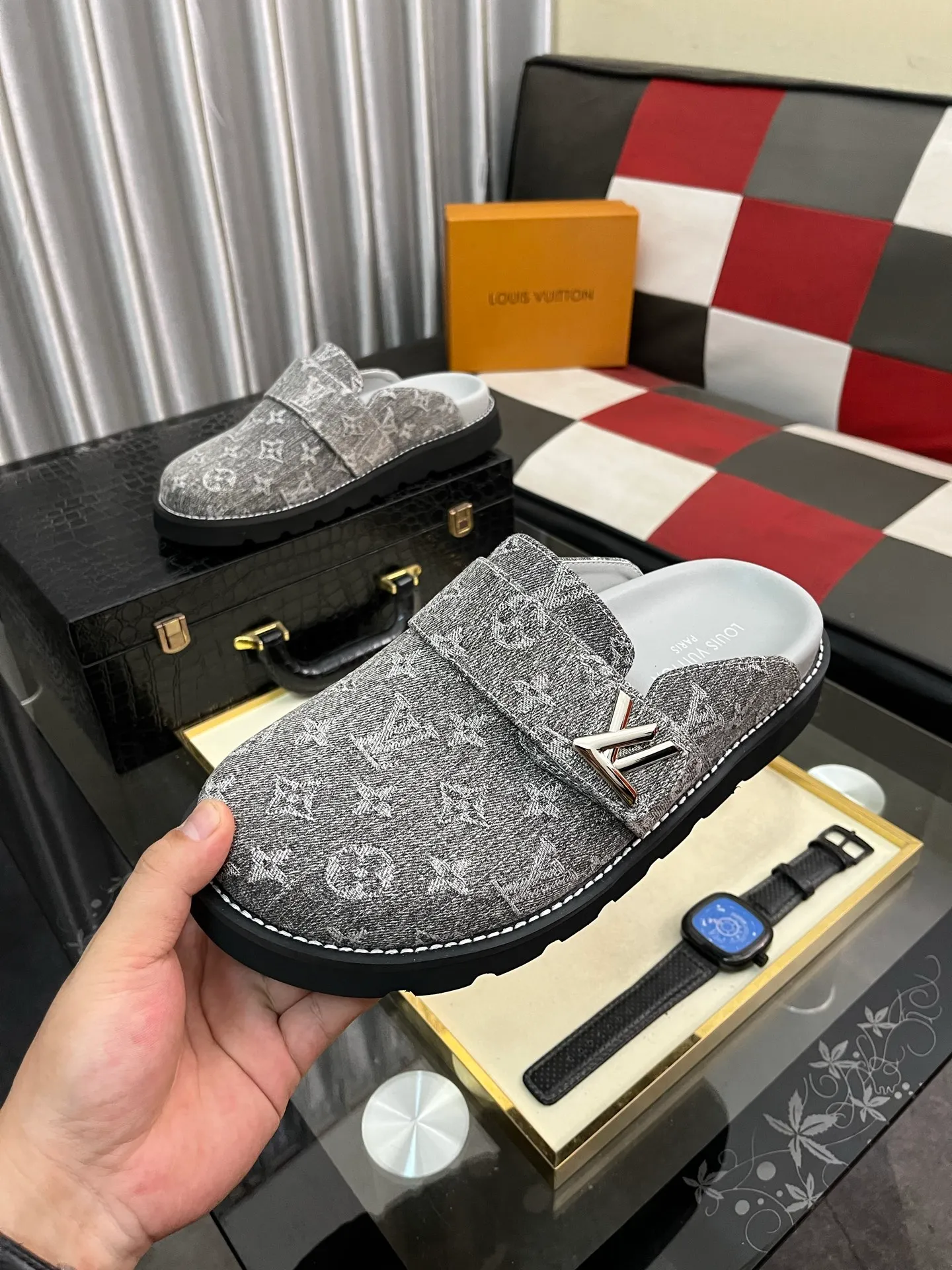 Men's men's shoes 💰420⌚️⌚️lv new Baotou half-slippers winterbreak comfert flat slippers lv letter and monogram floral embellished leather pattern, with sheepskin lining, suitable for indoor and outdoor wear. The water table is made of high-density foam material, which is light and comfortable. The sole has a certain thickness and the anti-aging effect is also good! Premium size: 38-444️⃣Colors available